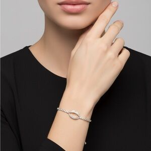 Adjustable Gold-Plated Bracelet with Cubic Zirconia Lips Design